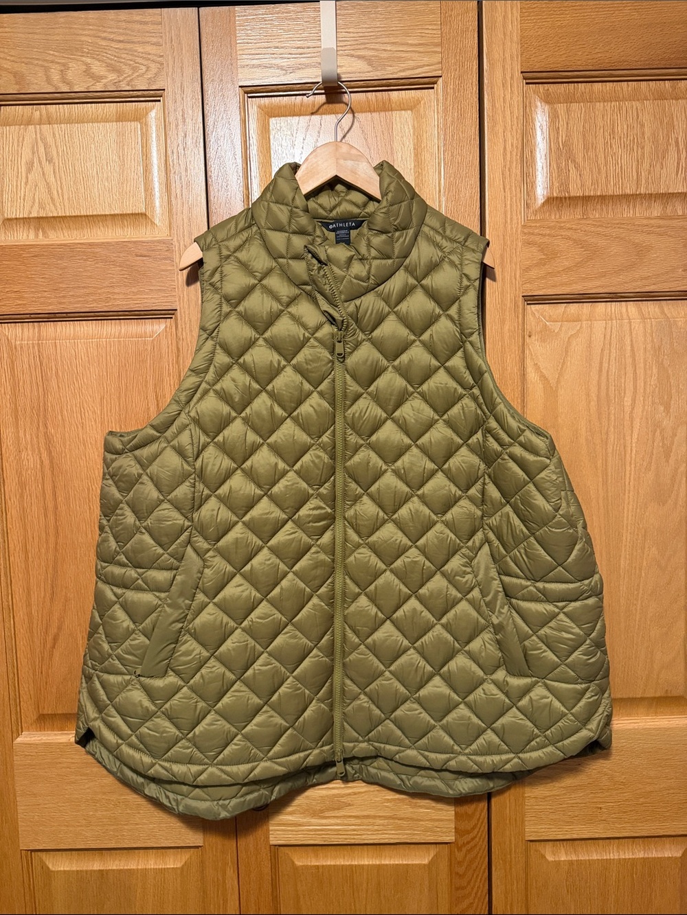 Athleta Wisper Featherless Olive Quilted Puffer Vest size 3 XL like new